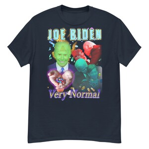 K&ouml;nnte beinhalten: Ein marineblaues T-Shirt mit einem Grafikdruck von Joe Biden mit gr&uuml;nem Gesicht und einem dritten Auge. Der Text "Joe Biden" befindet sich &uuml;ber dem Bild und "Very Normal" darunter. Die Grafik enth&auml;lt auch Pillen und andere Bilder.