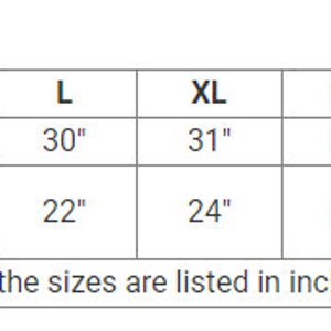 K&ouml;nnte beinhalten: Gr&ouml;&szlig;entabelle f&uuml;r Kleidung mit Ma&szlig;en in Zoll f&uuml;r K&ouml;rperl&auml;nge und Brustweite. Die Gr&ouml;&szlig;en reichen von S bis 5XL.