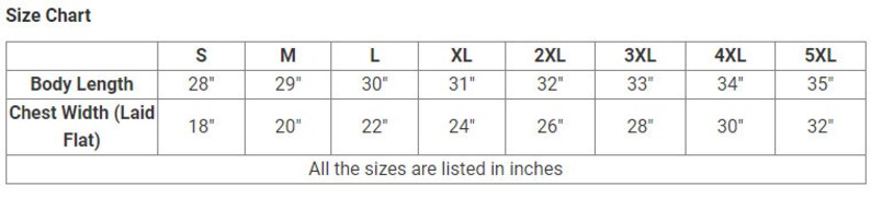 K&ouml;nnte beinhalten: Gr&ouml;&szlig;entabelle f&uuml;r Kleidung mit Ma&szlig;en in Zoll f&uuml;r K&ouml;rperl&auml;nge und Brustweite. Die Gr&ouml;&szlig;en reichen von S bis 5XL.