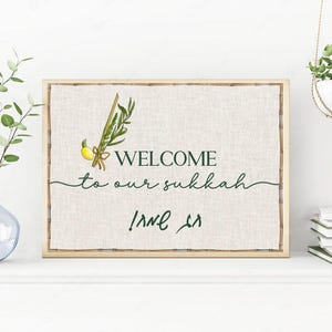 Könnte beinhalten: Ein Willkommenszeichen für eine Sukka, eine temporäre Hütte, die für das jüdische Fest Sukkot gebaut wird. Das Schild ist aus Sackleinen und zeigt eine grüne und gelbe Illustration eines Lulav und Etrog, traditionelle Symbole des Festes. Das Schild lautet "Willkommen in unserer Sukka! Chag Sameach!"