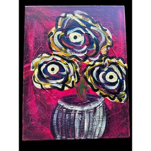Peut inclure: Peinture abstraite de trois fleurs dans un vase. Les fleurs ont des pétales jaunes, blancs et bleus avec un centre sombre. Le vase est violet et blanc, et le fond est rose texturé.