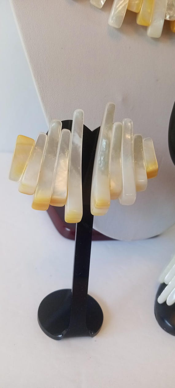 Monies 3 Pc. Set Shell Necklace Bracelet & Earrin… - image 7