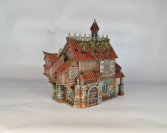Può includere: Un edificio in miniatura di legno con un tetto di tegole rosse e una fondazione in pietra. L'edificio ha una piccola torre e un portico con una ringhiera in legno. L'edificio è dipinto in tonalità di marrone, grigio e verde.