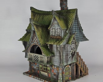 Könnte beinhalten: Ein handbemaltes, grünes Miniaturhaus mit Schornstein und Holztür. Das Haus hat ein detailliertes Äußeres mit Steinwänden und Fenstern.
