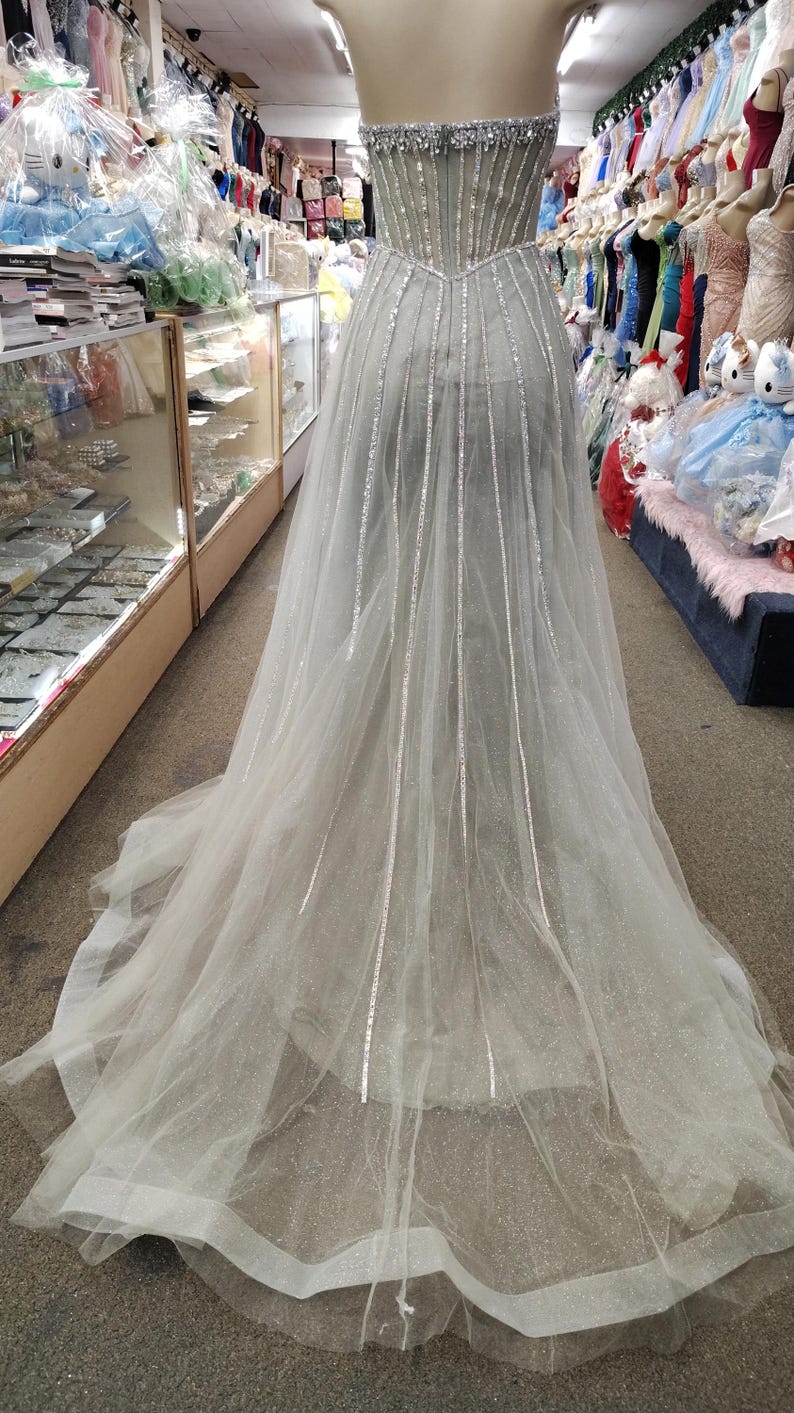 TRAPLESS LACE FITTED GOWN WITH OVER SKIRT