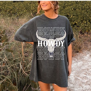 Comfort Colors Howdy T-Shirt Western Graphic Print Tee Oversized Country Concert T-shirt Dress Vintage Cowboy Bull Skull Nashville Rodeo Tee