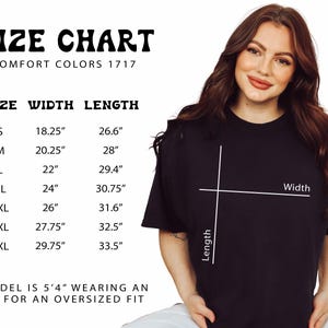 Puede incluir: Camiseta negra con una tabla de tallas. La tabla muestra las medidas de las tallas S a 4XL, incluyendo ancho y largo en pulgadas. El texto "SIZE CHART" y "COMFORT COLORS 1717" est&aacute;n en la parte superior. Una modelo lleva una XL para un ajuste oversize.