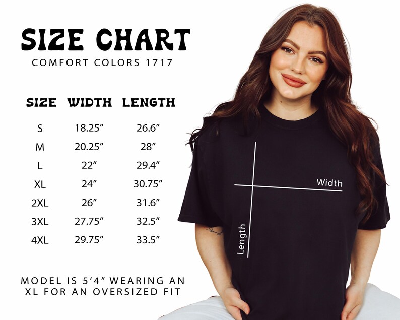Puede incluir: Camiseta negra con una tabla de tallas. La tabla muestra las medidas de las tallas S a 4XL, incluyendo ancho y largo en pulgadas. El texto "SIZE CHART" y "COMFORT COLORS 1717" est&aacute;n en la parte superior. Una modelo lleva una XL para un ajuste oversize.