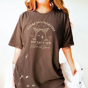 ESPRESSO MARTINI SOCIAL CLUB OVERSIZED GRAPHIC TEE