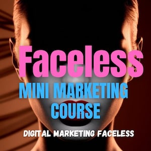 Könnte beinhalten: Werbebild für einen digitalen Marketingkurs. Das Bild zeigt das Gesicht einer Frau mit den Worten "Faceless MINI MARKETING COURSE" in rosa und blauer Schrift. Die Worte "DIGITAL MARKETING FACELESS" stehen unten.
