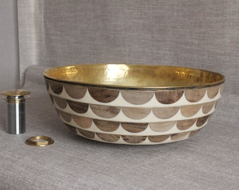 Lavabo marroquí hecho a mano con latón, resina y madera de nogal. Lavabo de sobremesa para baño.
