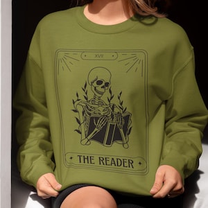 Gothic Tarot Skeleton The Reader Sweatshirt – Cozy Book Lover Gift, Dark Academia Aesthetic