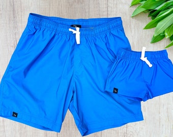 Maillots de bain assortis bleu océan père fils