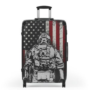 Trotse veteraan reiskoffer met Amerikaanse vlag achtergrond, militaire reistas, handbagage voor veteranen, trotse Amerikaanse koffer