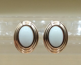 Boucles d'oreilles clip en or ovales vintage Avon en émail blanc