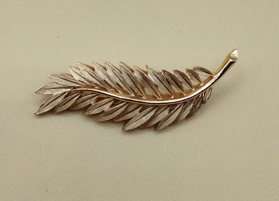 Trifari gold toned wheat leaf brooch - image 3