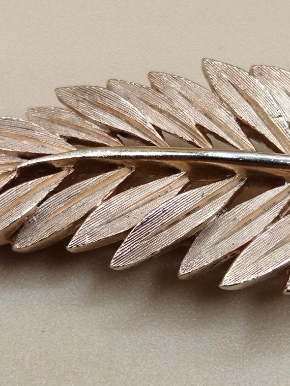 Trifari gold toned wheat leaf brooch - image 7