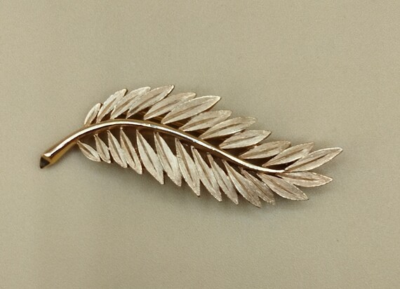 Trifari gold toned wheat leaf brooch - image 4