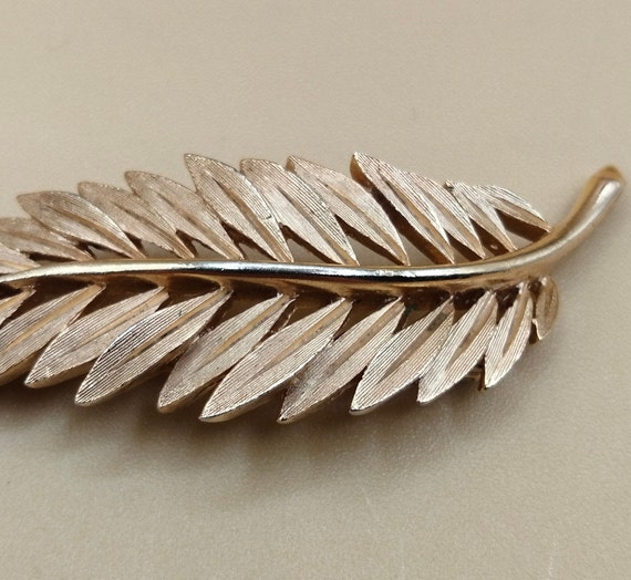 Trifari gold toned wheat leaf brooch - image 5