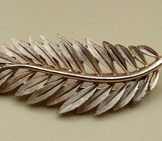 Trifari gold toned wheat leaf brooch - image 6