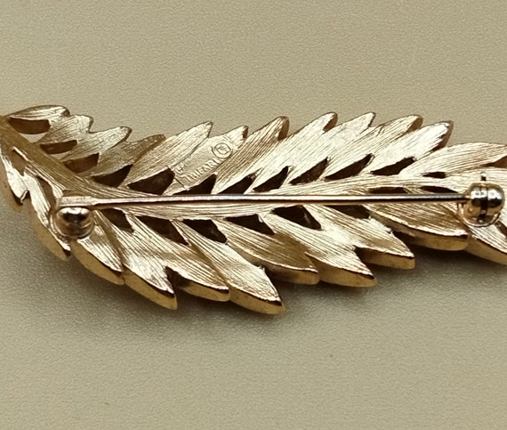 Trifari gold toned wheat leaf brooch - image 9