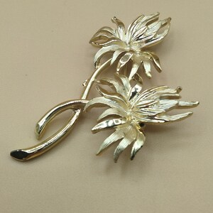 Vintage intertwining gold tone dandelion flowers brooch