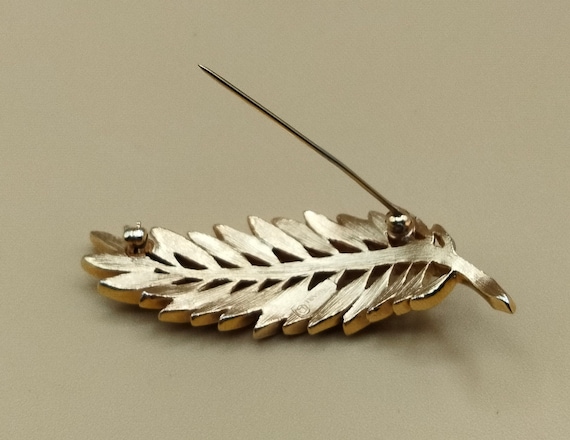 Trifari gold toned wheat leaf brooch - image 8