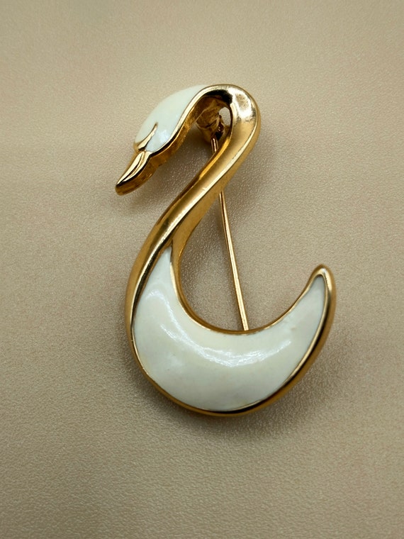 Swan 2024 brooch shoes