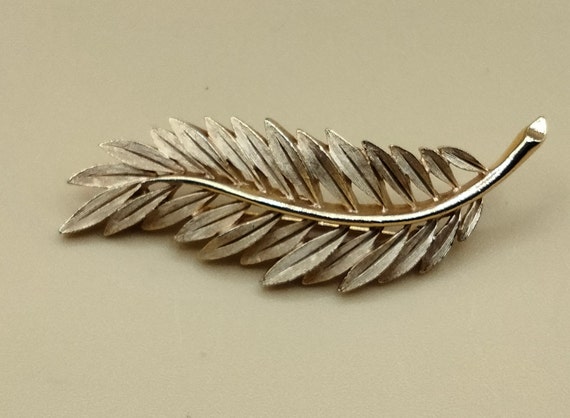 Trifari gold toned wheat leaf brooch - image 1