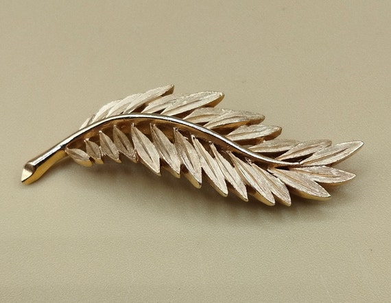 Trifari gold toned wheat leaf brooch - image 2