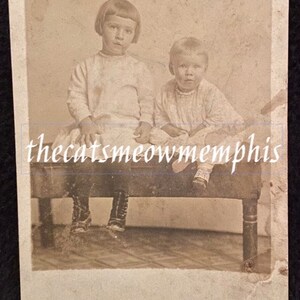 Antike WWI Ära RPPC Postkarte-Die Morgan Schwestern-2 Mädchen auf Bank-Bobbed Haar