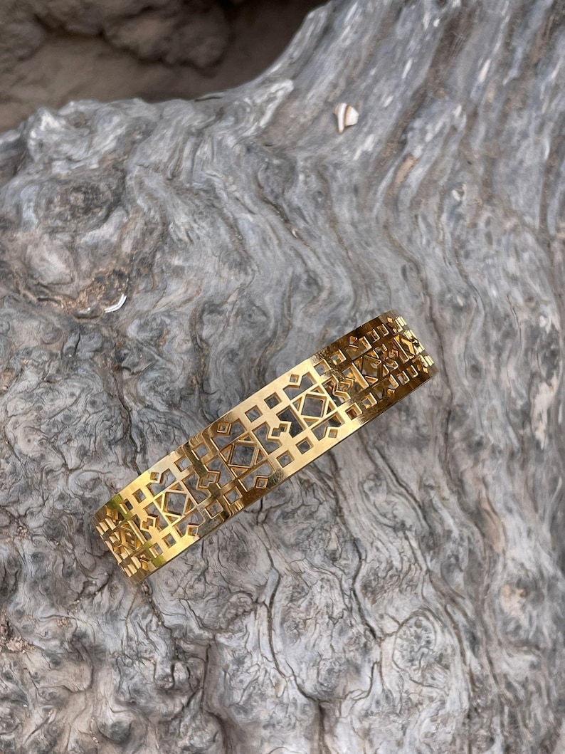 Manchette La Claustra — manchette large ajourée, motif moucharabieh berbère, plaqué or 14 carats