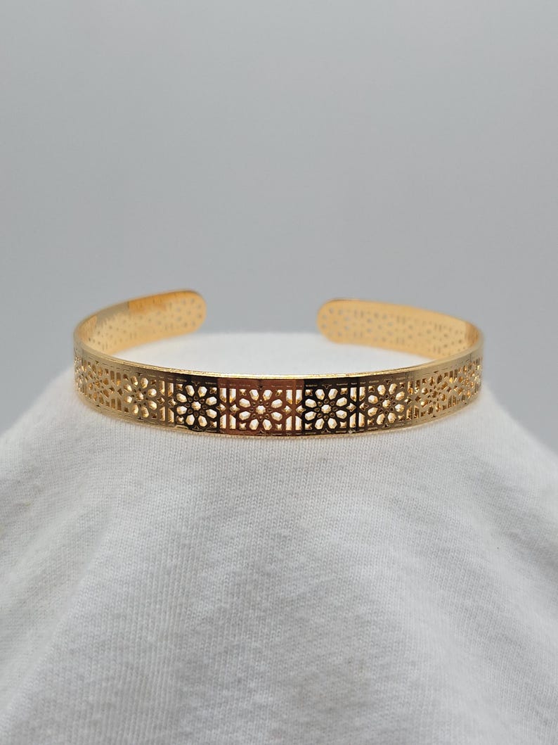 Manchette La Confidente — manchette fine gravée d'un motif zellige, plaqué or 14 carats