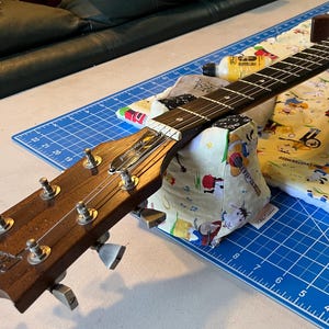 Guitar, Neck Rest, Cradle, Support, String Change, Bass, Banjo, Ukulele, Violin, Stringed Instruments, Maintenance, Orchestra Strings, Horse
