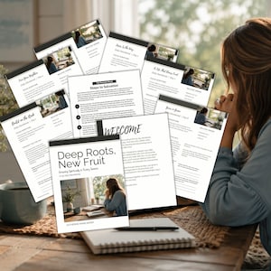 Op de afbeelding: Een verzameling gedrukte devotiepagina's getiteld Deep Roots, New Fruit, Growing Spiritually in Every Season, met diverse dagelijkse studiethema's zoals Steps to Salvation, Build on the Rock en Love Your Neighbor met bijbelteksten en tekst.