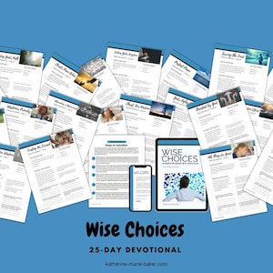 Może przedstawiać: Zbiór 25 stron do wydrukowania do książki o modlitwie zatytułowanej "Wise Choices: A 25-Day Devotional" autorstwa Katherine Marie Baker. Strony są rozrzucone na niebieskim tle, a na tablecie i telefonie widoczna jest cyfrowa wersja książki o modlitwie.