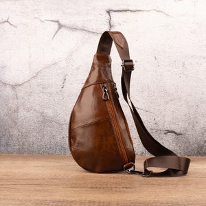 Bolso bandolera de cuero genuino para hombres y mujeres Bolsos cruzados triangulares Bolso de pecho Mochila informal con hombro cruzado Regalo para él y ella imagen 2