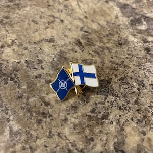 NATO-Finland crossed flag pin