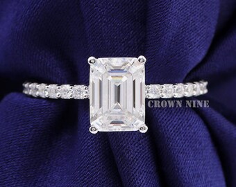 Emerald Cut Moissanite-verlovingsring: effen band, 10 kt goud