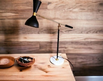 Lampada da tavolo o da tavolo italiana moderna in marmo Sputnik in ottone, smalto nero opaco e ottone massiccio Sputnik - Girandola. Luce per la sala da pranzo per l'arredamento della casa.