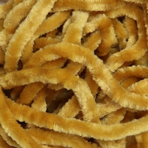 Peut inclure: Gros plan sur un tas de tiges de chenille jaune doré. Les tiges sont douces et duveteuses, et elles sont parfaites pour l'artisanat.
