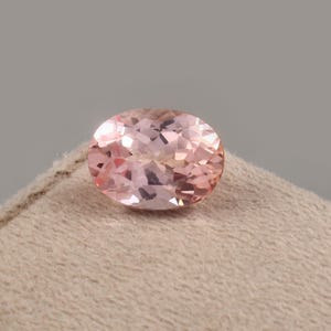 Ceylon Padparadscha Sapphire: 10 Carat Oval Peach Gemstone