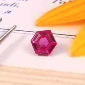AAA Purple Sapphire Loose Gemstone: 5.80 Ct, 10mm Hexagon Cut