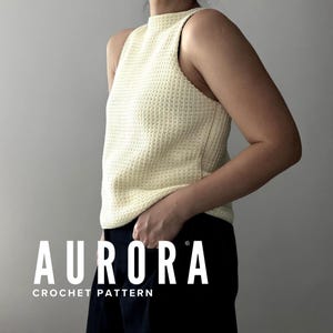 Può includere: Un top all'uncinetto giallo chiaro con scollatura alta. Il top è senza maniche e presenta un motivo strutturato. Il testo "AURORA CROCHET PATTERN" è visualizzato in lettere bianche nella parte inferiore dell'immagine.