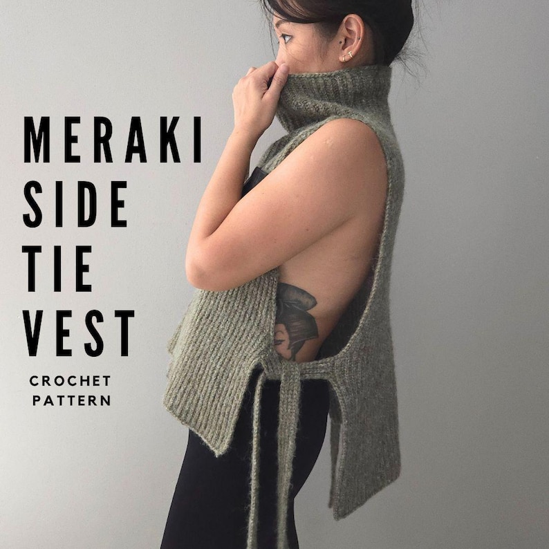 Pode incluir: Um colete de croch&ecirc; cinza com gola alta e la&ccedil;os laterais. O colete &eacute; amarrado na lateral e tem um caimento solto e fluido. O texto "MERAKI SIDE TIE VEST CROCHET PATTERN" &eacute; vis&iacute;vel na imagem.