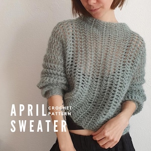 Könnte beinhalten: Ein hellgrüner Häkelpullover mit einem lockeren, offenen Muster. Der Pullover hat einen runden Ausschnitt und lange Ärmel. Der Text "APRIL CROCHET PATTERN SWEATER" ist im Bild sichtbar.