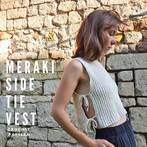 Pode incluir: Um padr&atilde;o de croch&ecirc; para um colete branco sem mangas com la&ccedil;os laterais. O colete &eacute; curto e tem uma textura canelada. O padr&atilde;o chama-se "Meraki Side Tie Vest".