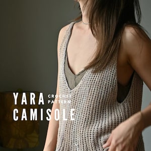 Puede incluir: Un patrón de crochet para un top Yara en color beige claro. El top de crochet es sin mangas y tiene un escote en V.