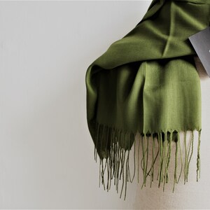 Fijnste groene wollen sjaal Premium kwaliteit wollen sjaal Warme winteraccessoires Zachte wollen omslagdoeken Echte wollen sjaal Perfect cadeau voor dames of heren afbeelding 2