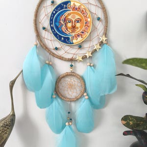 Turquoiseblauwe dromenvanger met hemels thema, zon en maan, boho wanddecoratie, gepersonaliseerd cadeau voor haar.